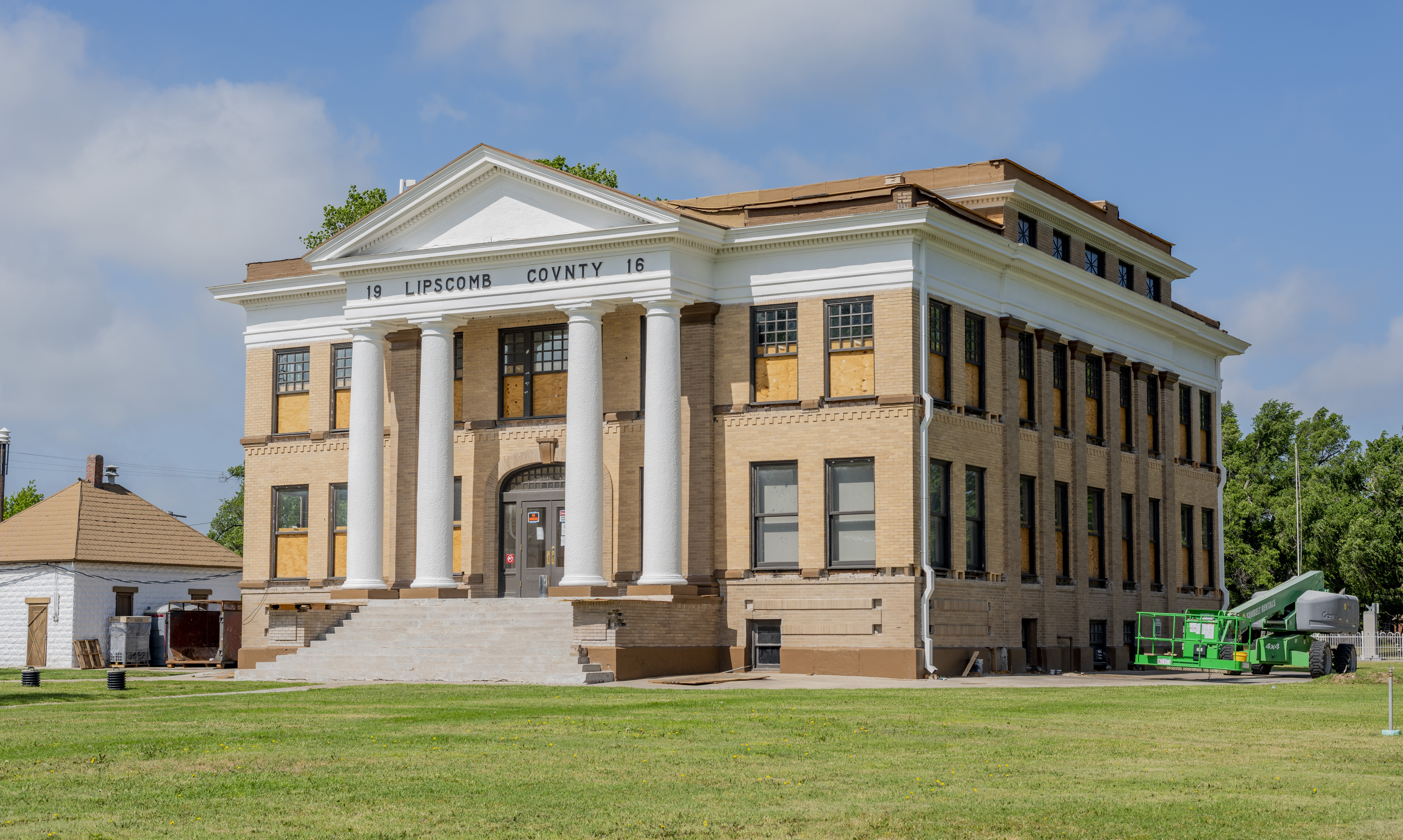 The Classical Revival facade of the Lipscomb County Courthouse